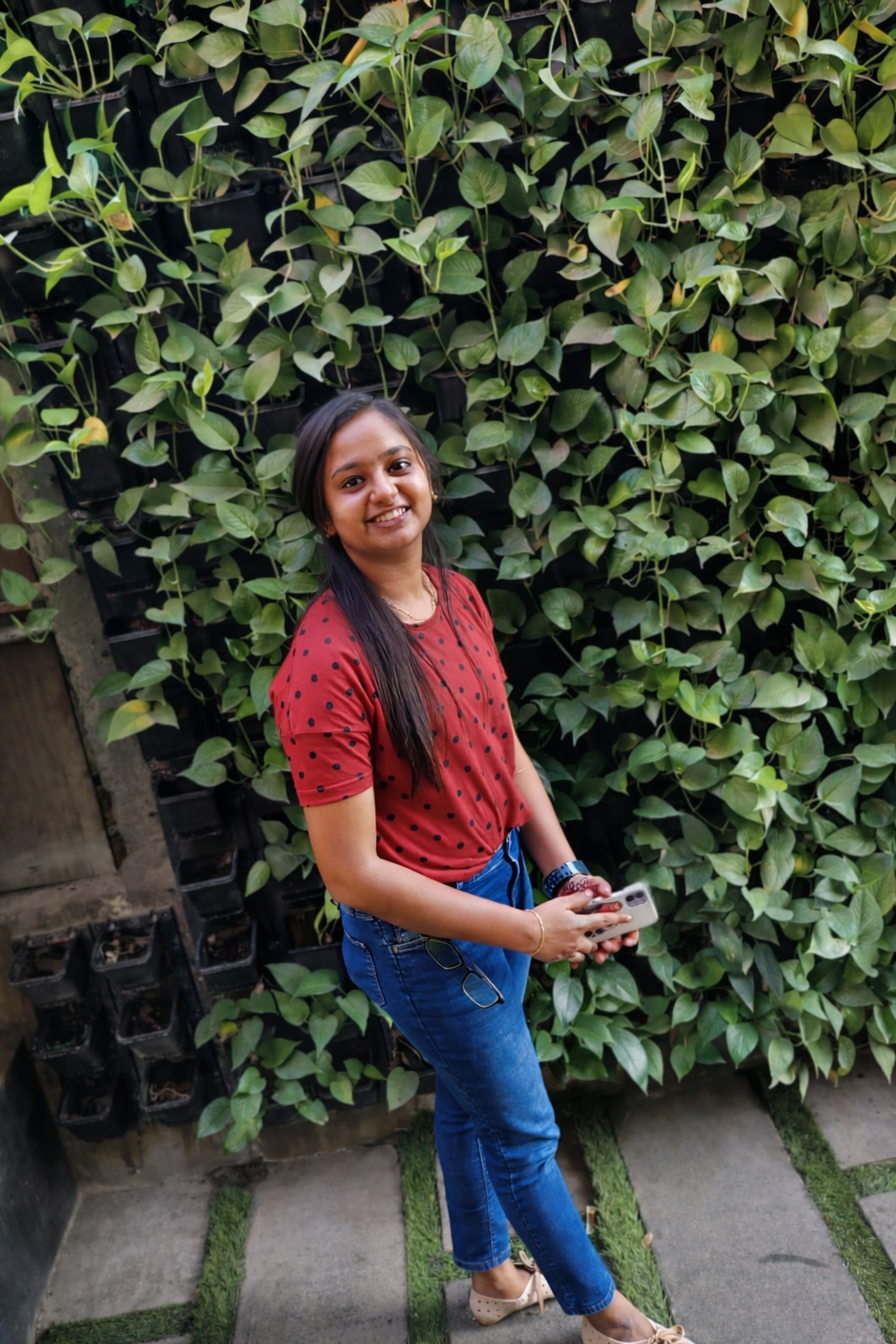 Get to know me : Digital marketer and creative designer
